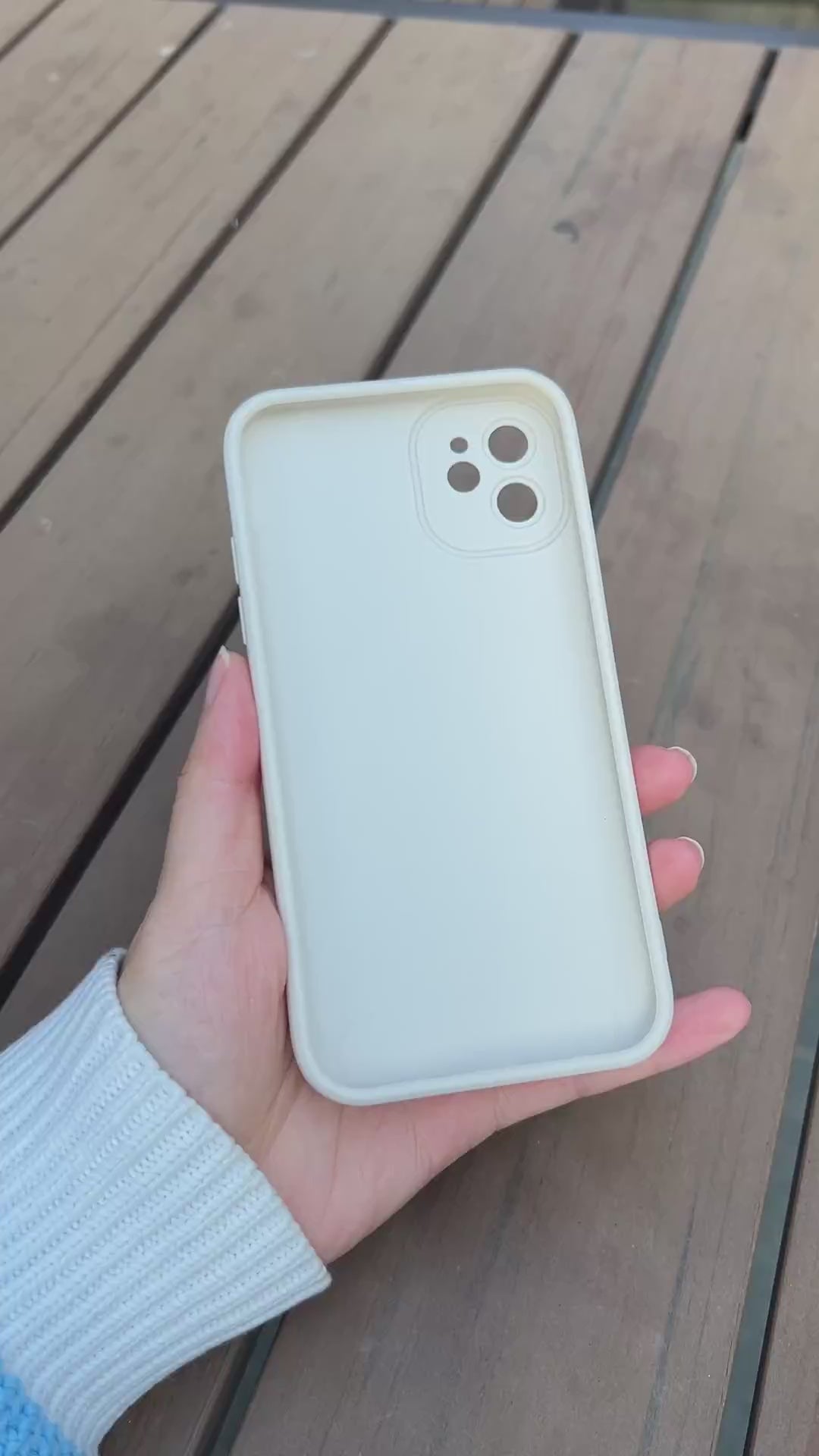 Video tutorial cover showing how to attach the brown and white phone lanyard to a phone case#color_blue