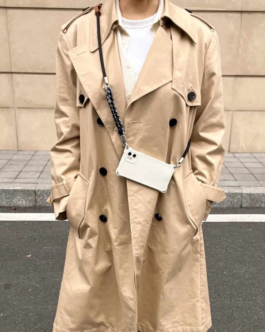 Rugged phone strap shown with functional outfit, highlighting strength and stable phone support#color_black